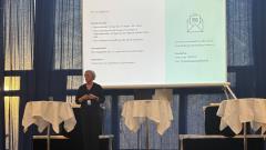 Projektchefen for første del af Aarhus H-projektet står på en scene og forklarer til borgerne, hvad de skal forvente af projektet