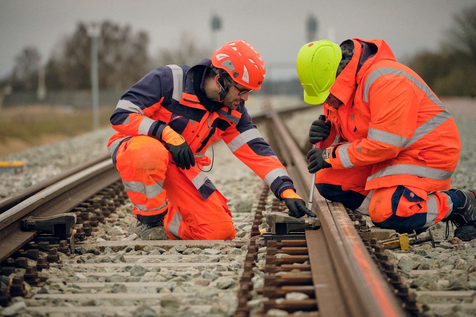 To medarbejdere arbejder på jernbanesporet