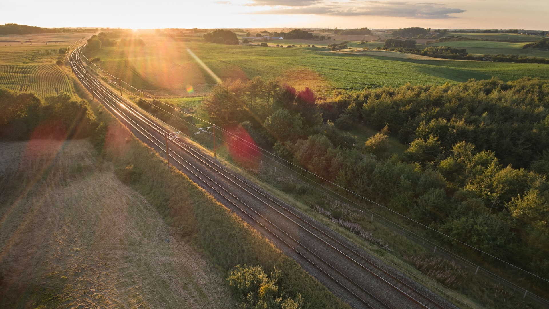 Banen i det grønne med solnedgang