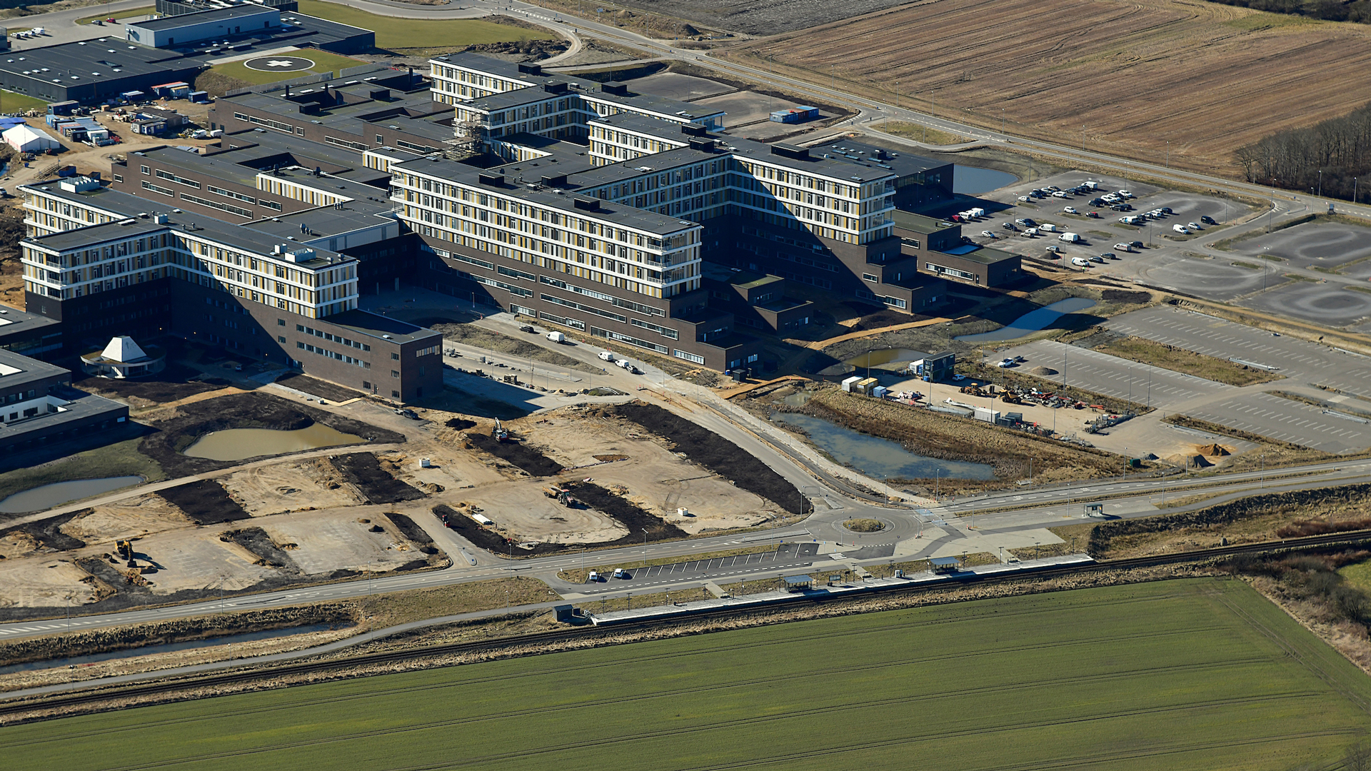 Gødstrup Station - marts 2021 Gødstrup Station skal blandt andet betjene de knap 4000 medarbejdere samt patienter på regionshospitalet i Gødstrup (DNV-Gødstrup), som ses i baggrunden.