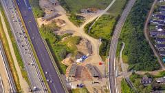 På S-banesiden af Køge Nord Station ligger 5 ud af 6 af de tonstunge broelementer