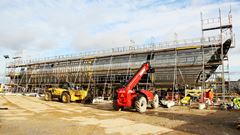 Første broelement gøres klar til montage