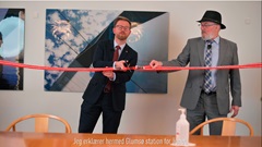 Transportministeren og byggelederen indvier Glumsø Station.