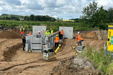 Montering af betonelementer til den nye vandløbsbro