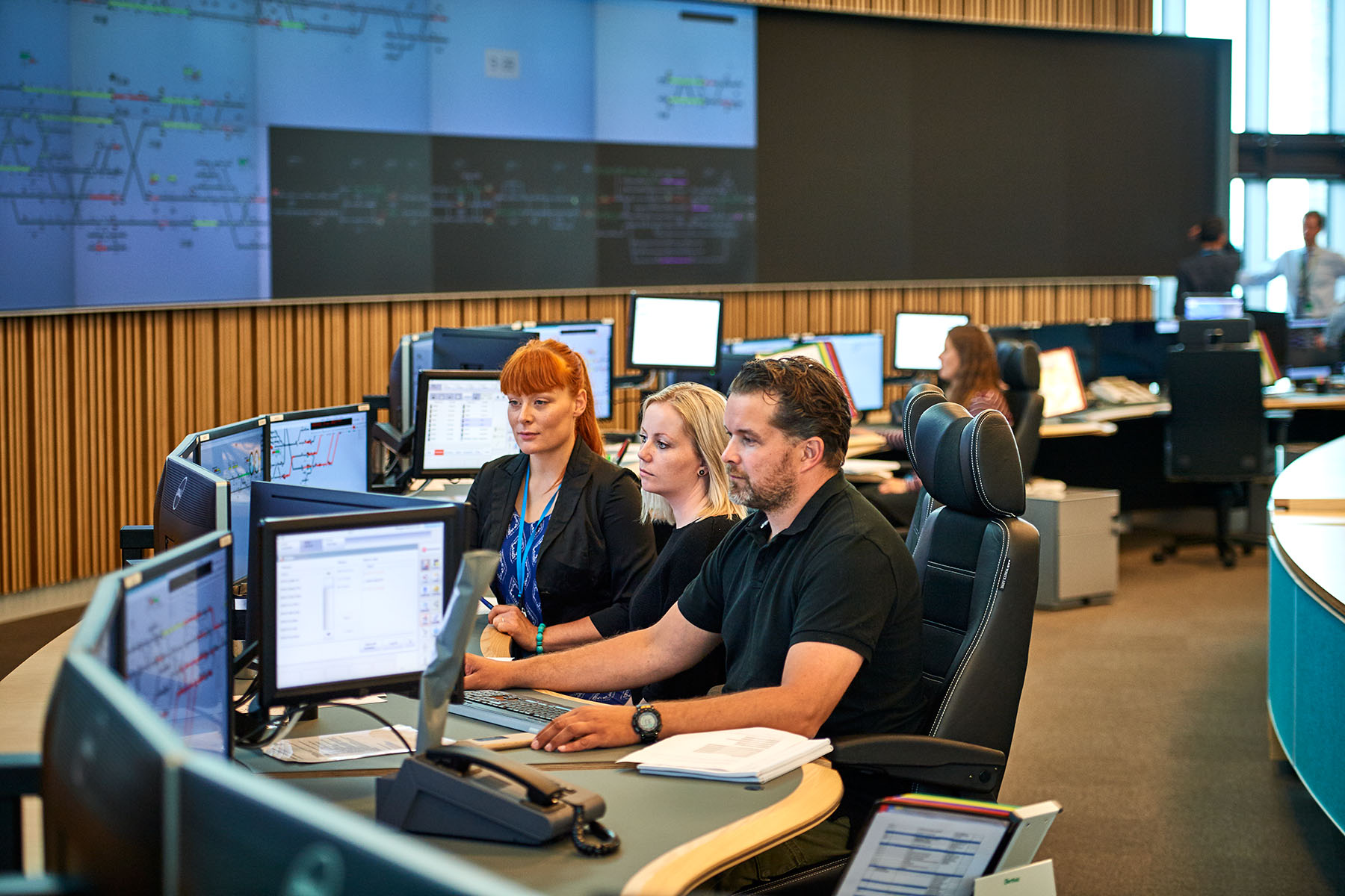 Tre trafikstyringsmedarbejdere for S-Banen på deres nye arbejdsplads, Trafiktårnet Øst