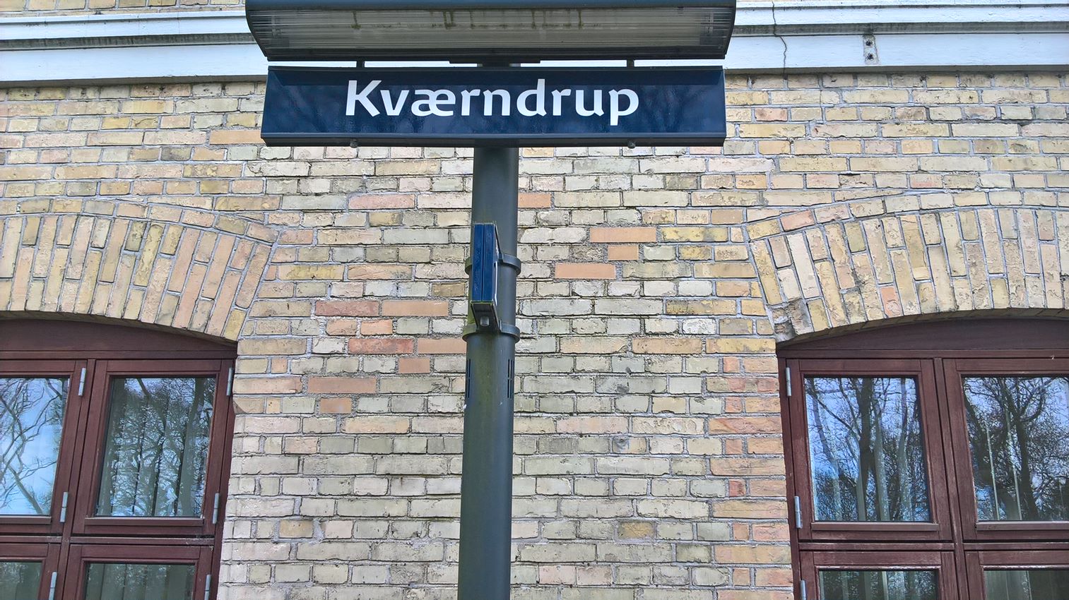 Stationsskilt på Kværndrup Station