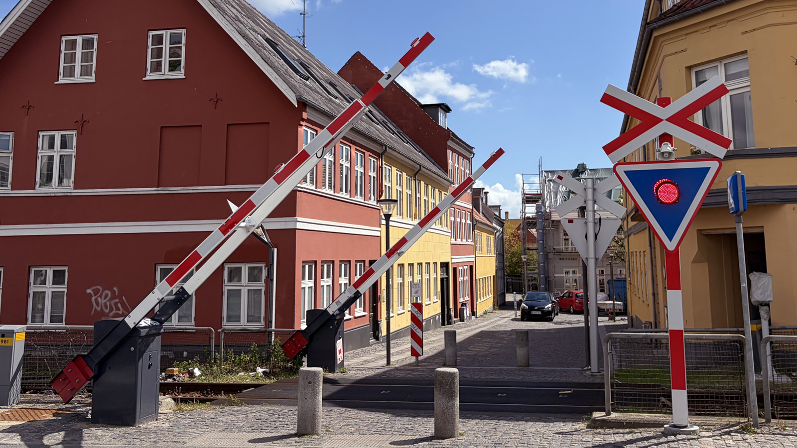 Overkørsel ved Svendborgbanen, hvor bommene er på vej ned 