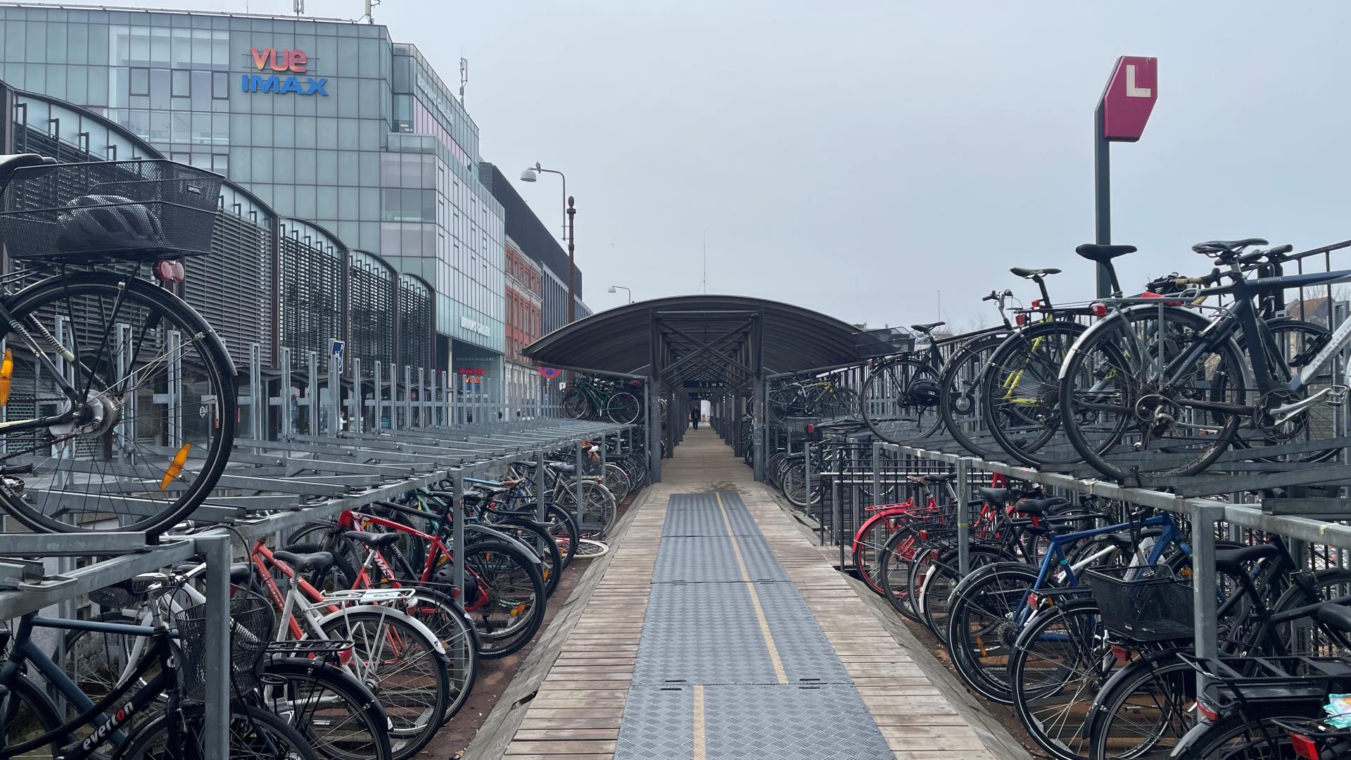 Renoveringen af cykelparkeringen på Bruuns Bro går i gang
