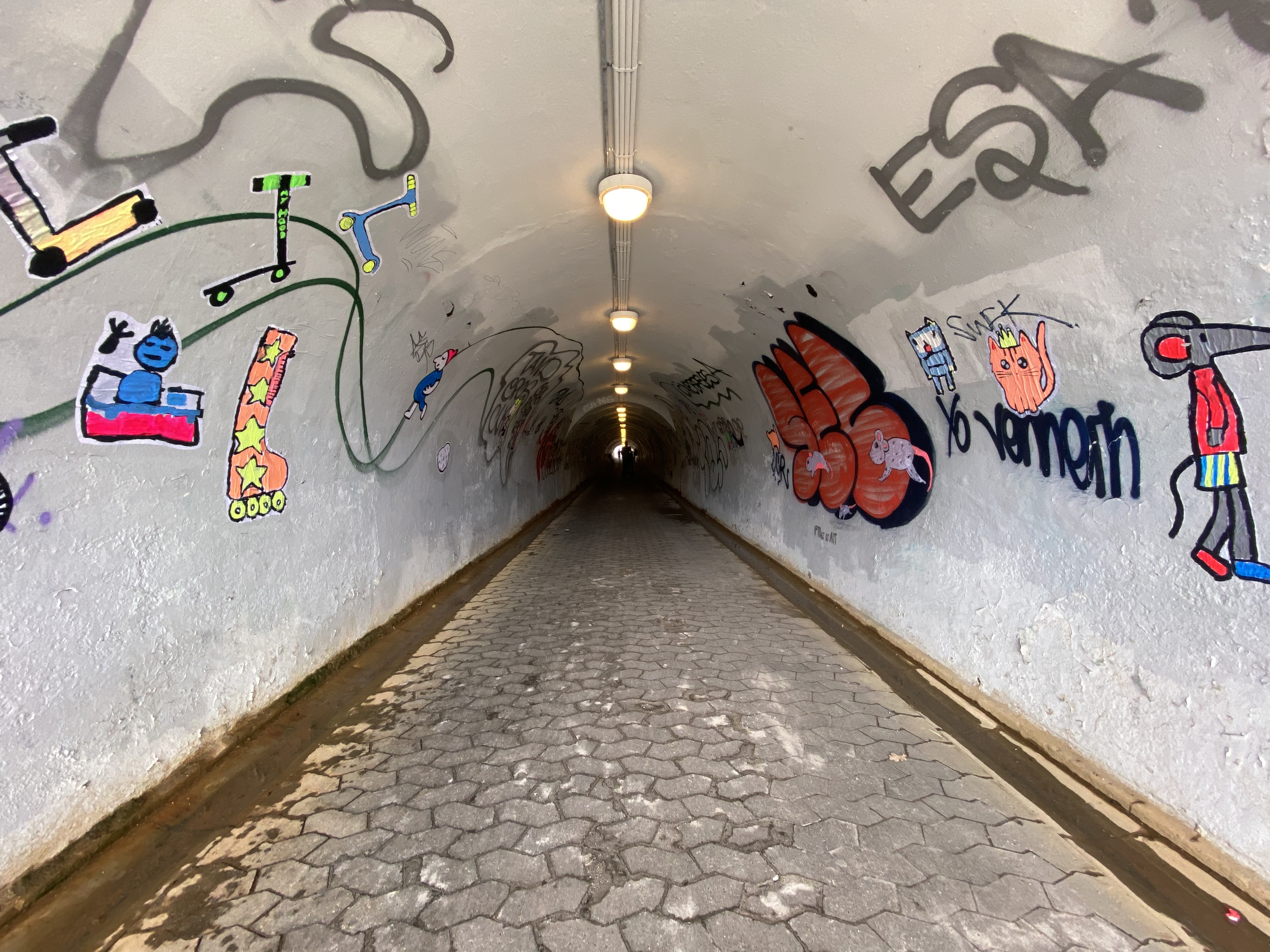 Indgang til gangtunnel med udsmykning