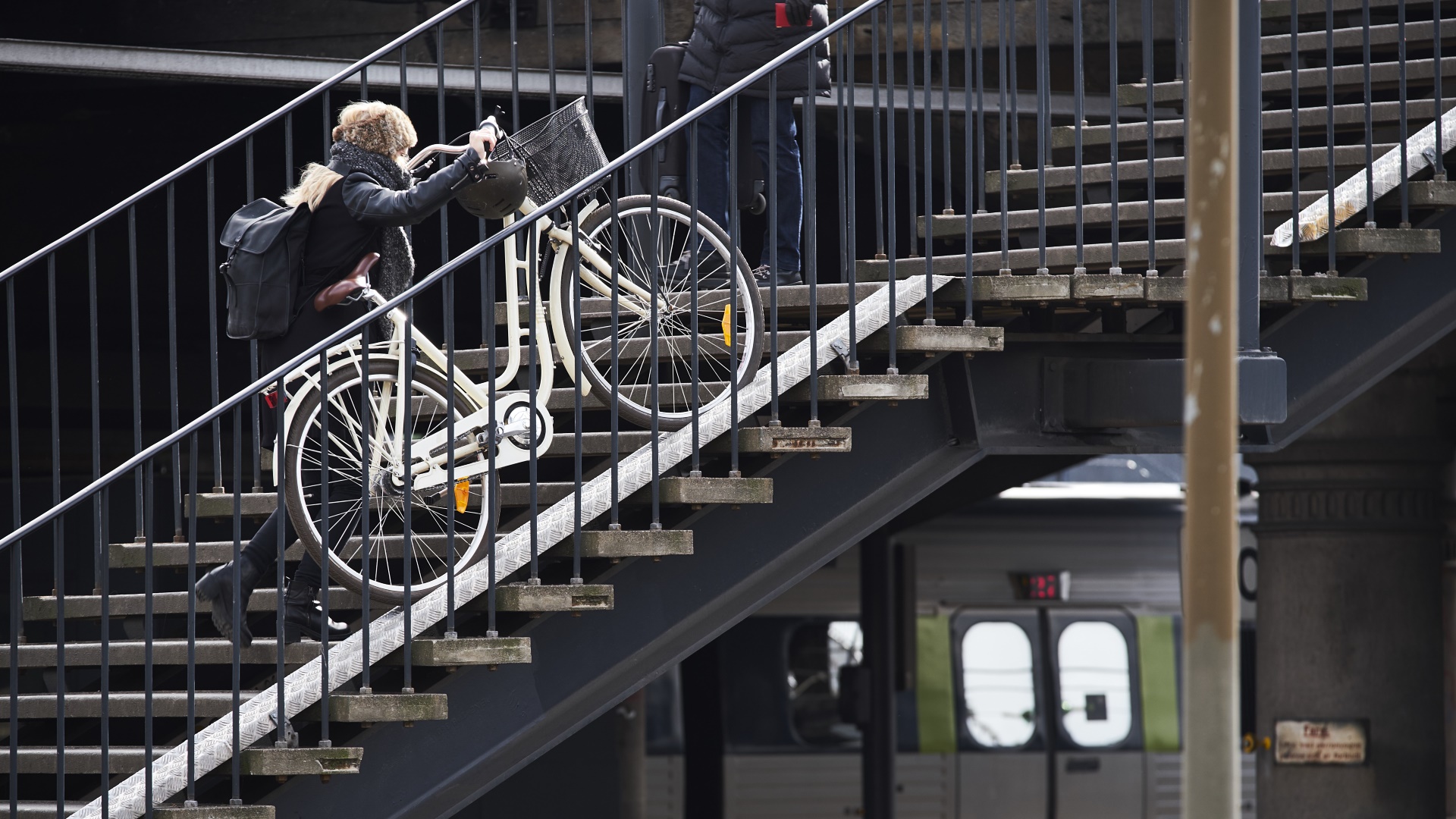 Passager med cykel på station