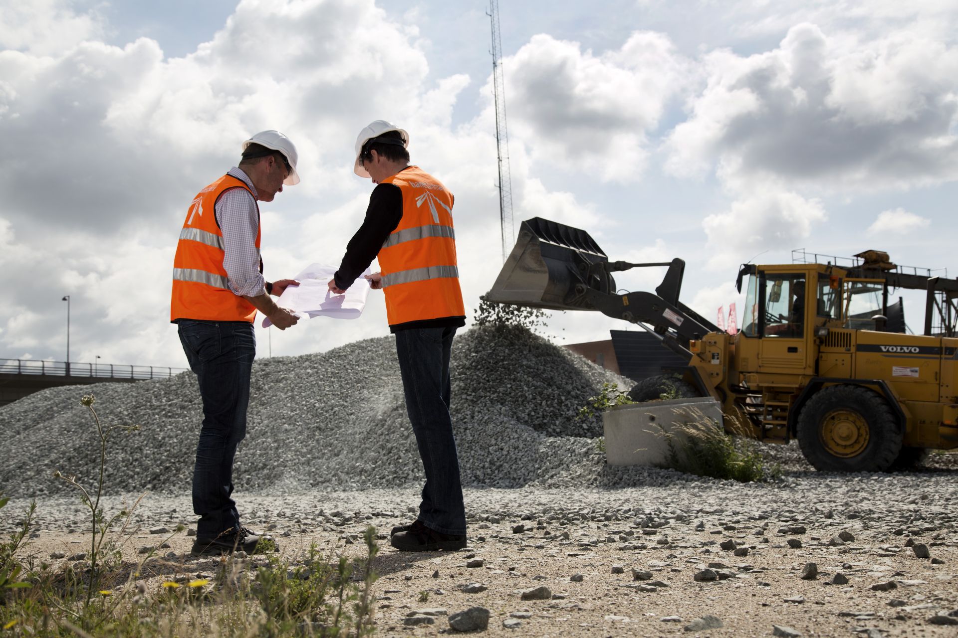 To mænd på en af Banedanmarks byggepladser