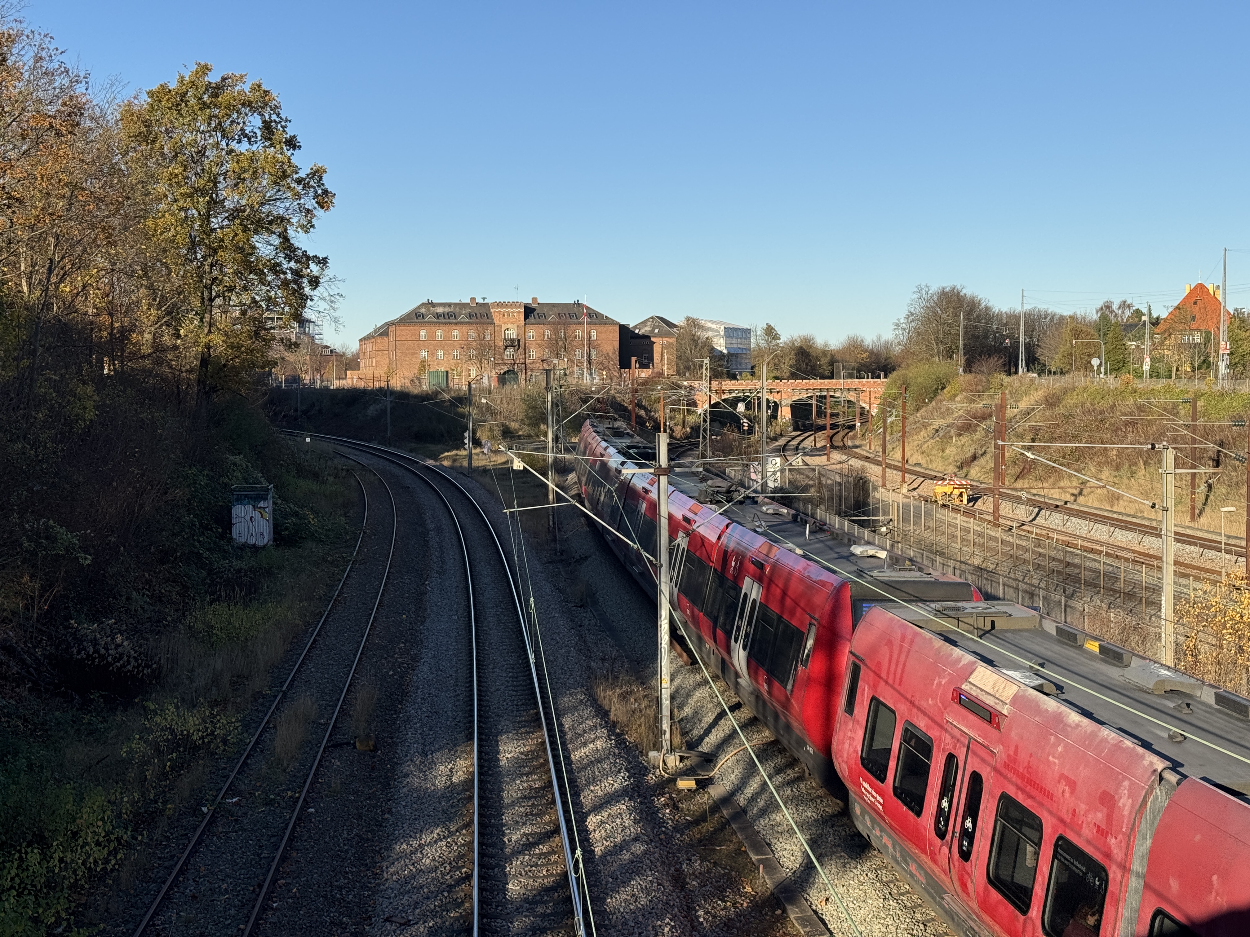 Projektet er en del af et fire-årigt arbejde med at forny kørestrømsanlæggene på hele  strækningen mellem Østerport og Holte i perioden 2026-2029. Arbejdet mellem  Nordhavn og Svanemøllen er første etape og løber fra januar til september 2026. 